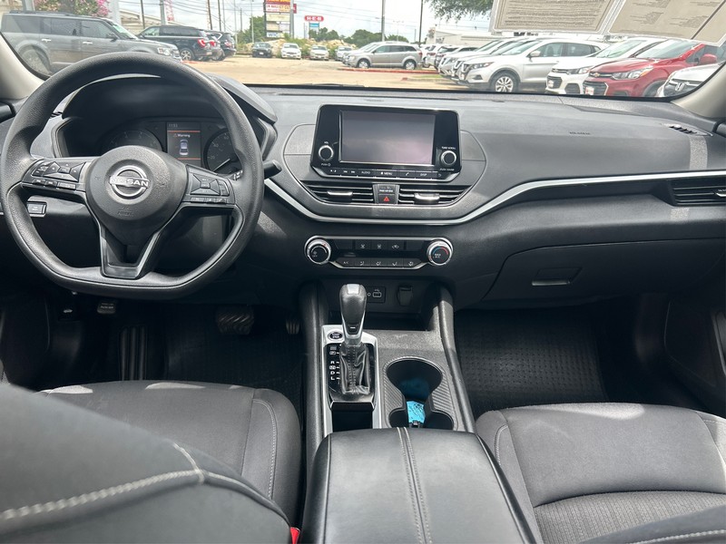 Nissan Altima Vehicle Full-screen Gallery Image 12