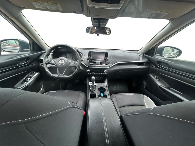 Nissan Altima Vehicle Full-screen Gallery Image 16