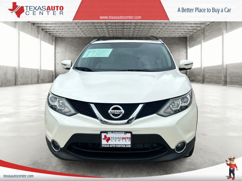 Nissan Rogue Sport Vehicle Full-screen Gallery Image 03