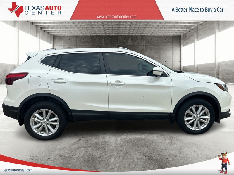 Nissan Rogue Sport Vehicle Full-screen Gallery Image 04