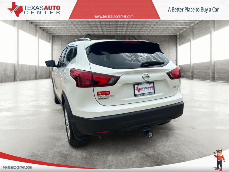 Nissan Rogue Sport Vehicle Full-screen Gallery Image 07