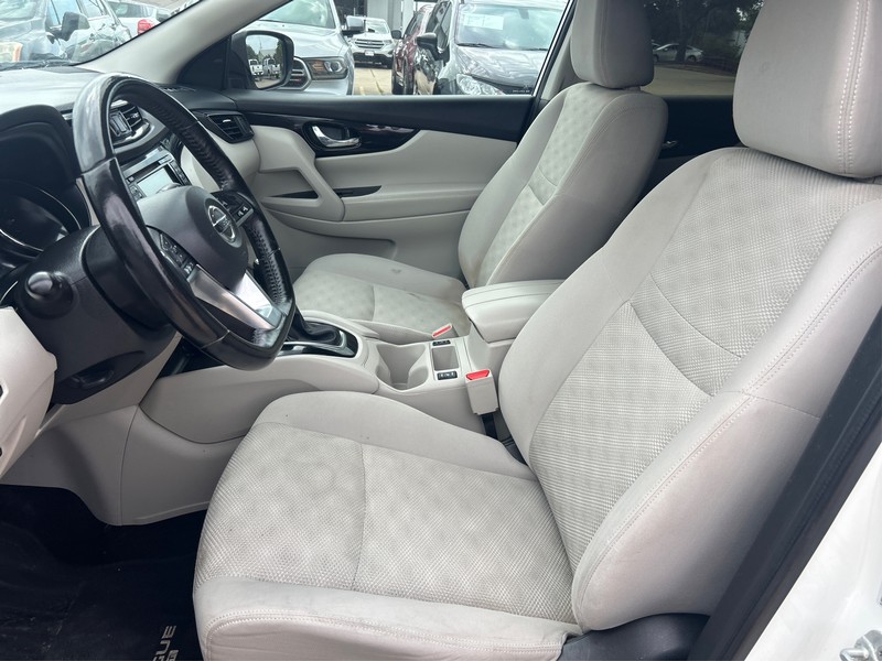 Nissan Rogue Sport Vehicle Full-screen Gallery Image 08