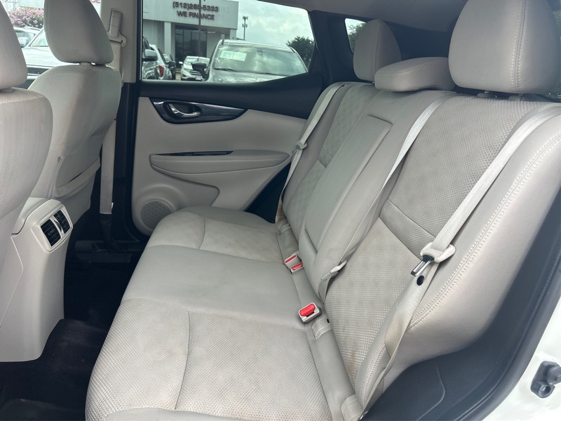 Nissan Rogue Sport Vehicle Full-screen Gallery Image 09
