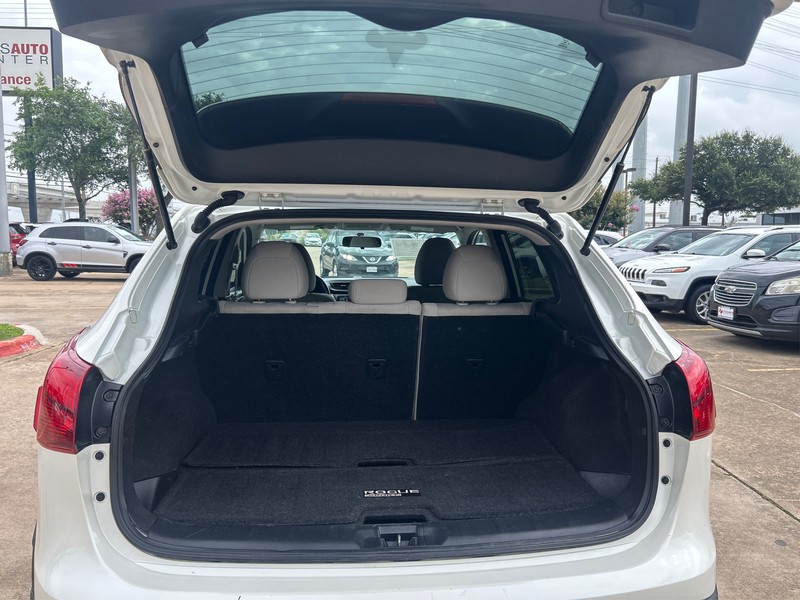 Nissan Rogue Sport Vehicle Full-screen Gallery Image 10