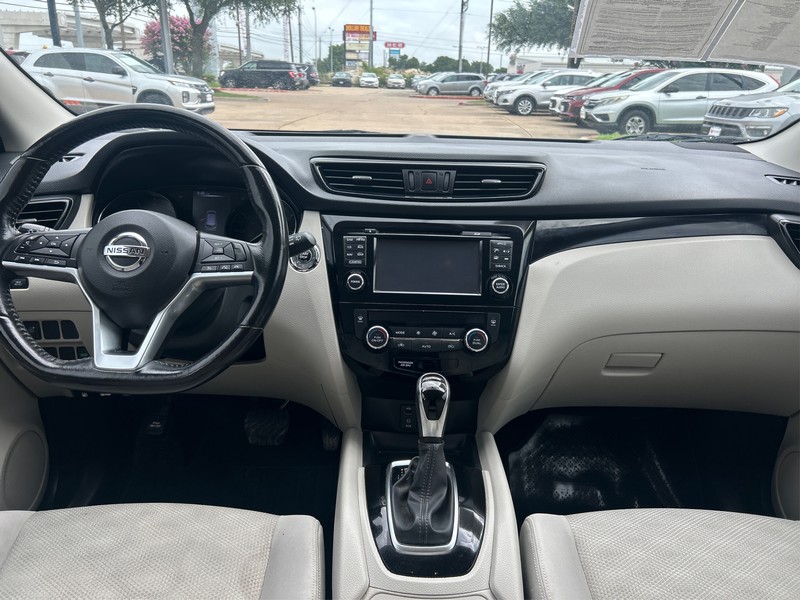 Nissan Rogue Sport Vehicle Full-screen Gallery Image 11