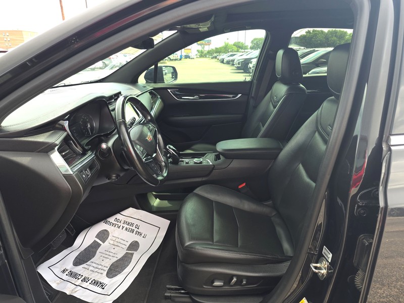 Cadillac XT5 Vehicle Full-screen Gallery Image 09