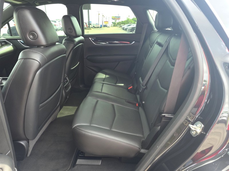 Cadillac XT5 Vehicle Full-screen Gallery Image 10