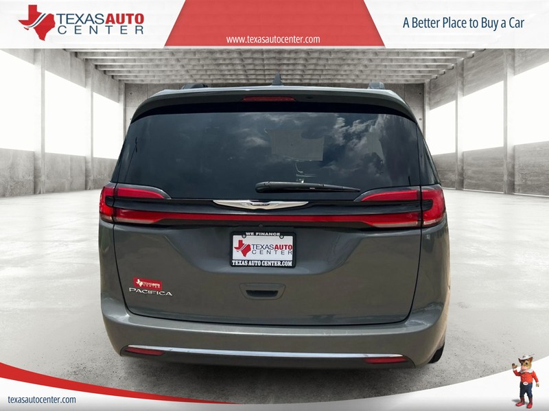 Chrysler Pacifica Vehicle Full-screen Gallery Image 05