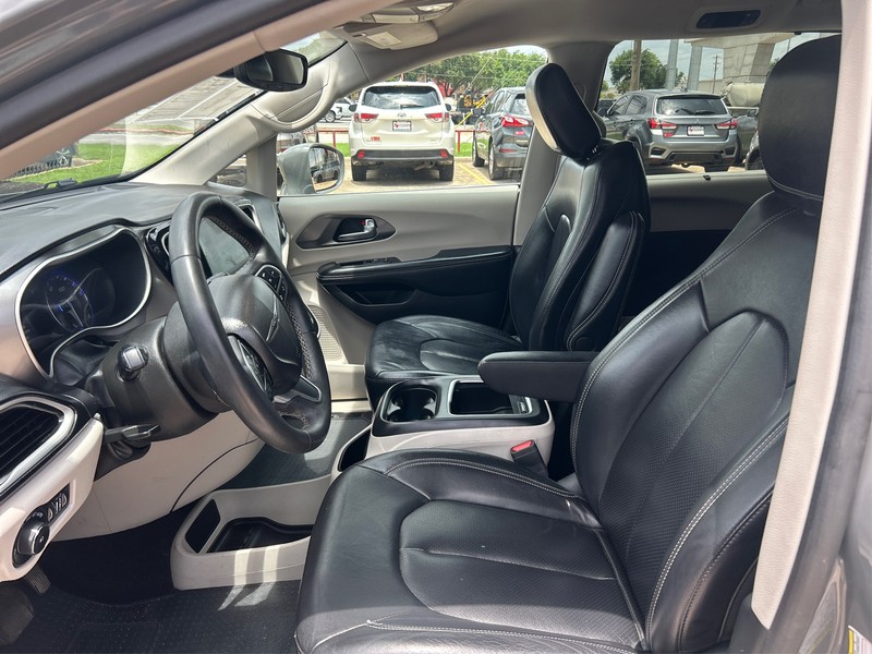 Chrysler Pacifica Vehicle Full-screen Gallery Image 08
