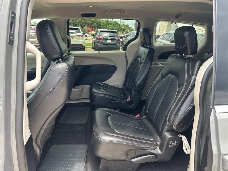 Chrysler Pacifica Vehicle Full-screen Gallery Image 09