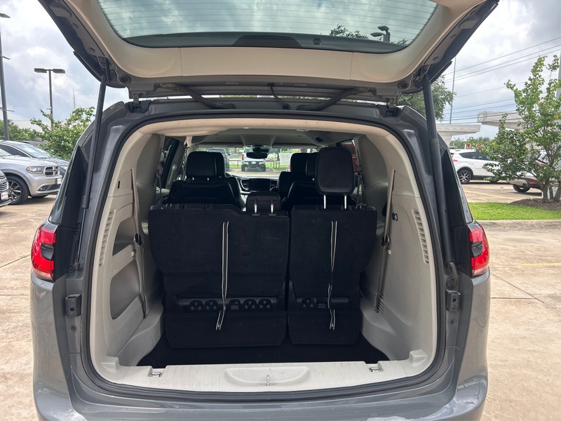 Chrysler Pacifica Vehicle Full-screen Gallery Image 10