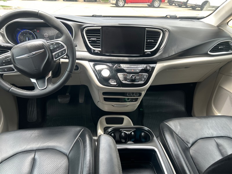 Chrysler Pacifica Vehicle Full-screen Gallery Image 11