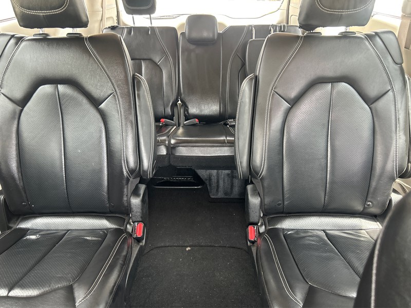 Chrysler Pacifica Vehicle Full-screen Gallery Image 12