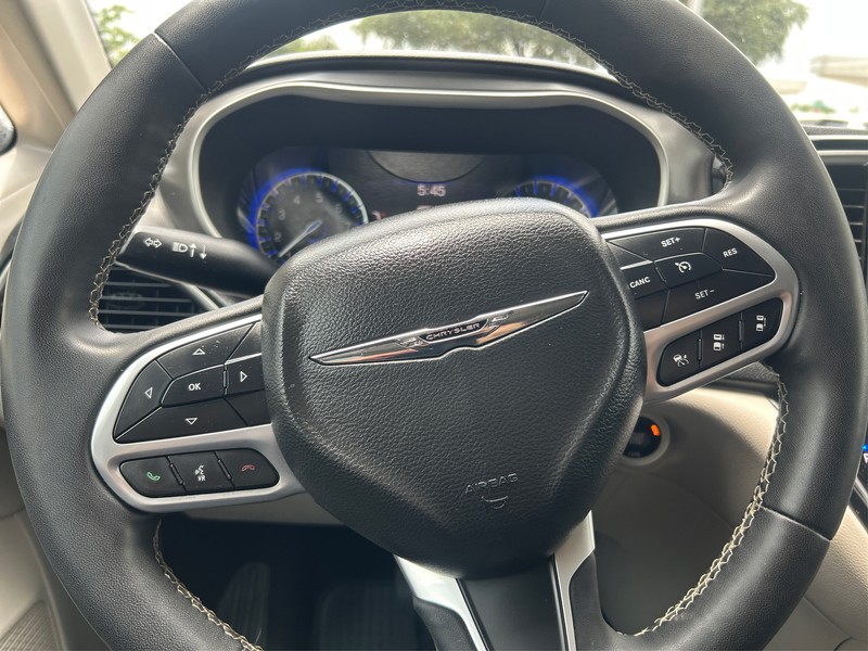 Chrysler Pacifica Vehicle Full-screen Gallery Image 13