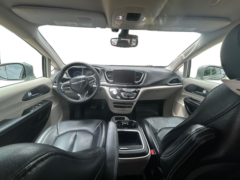 Chrysler Pacifica Vehicle Full-screen Gallery Image 14