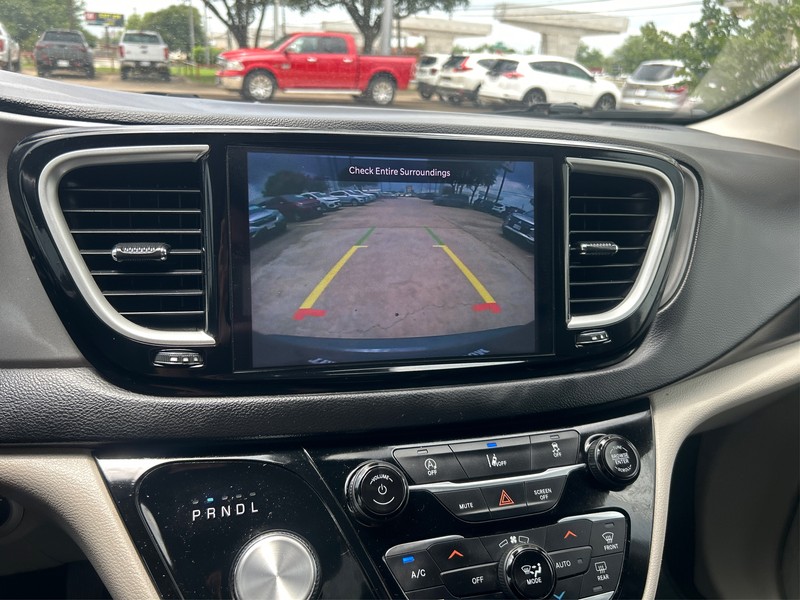Chrysler Pacifica Vehicle Full-screen Gallery Image 16