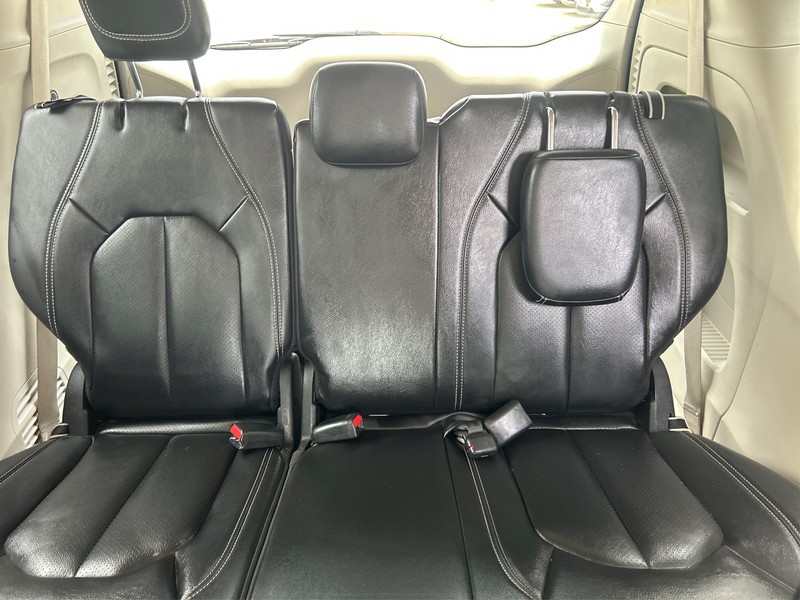 Chrysler Pacifica Vehicle Full-screen Gallery Image 17