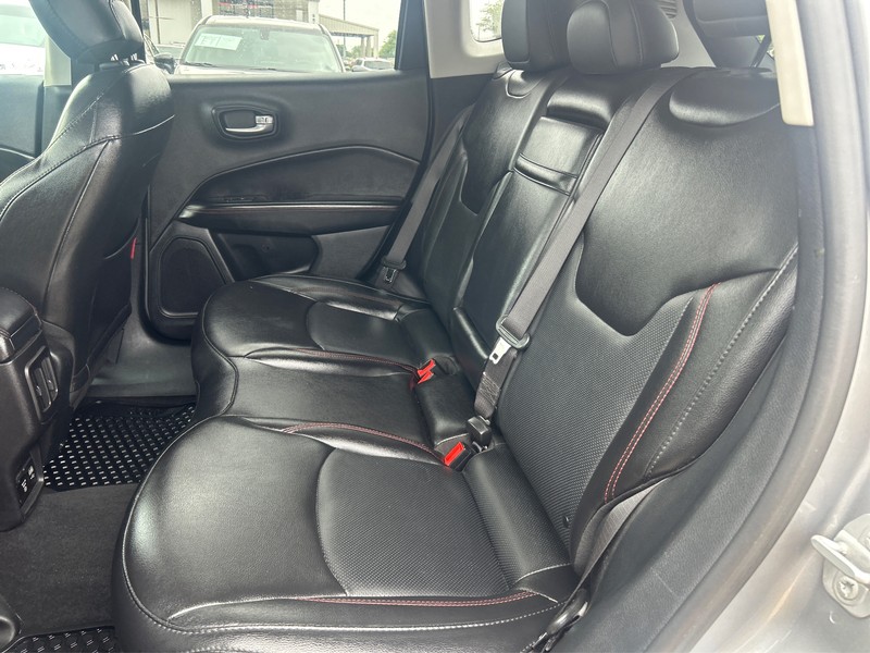 Jeep Compass Vehicle Full-screen Gallery Image 10