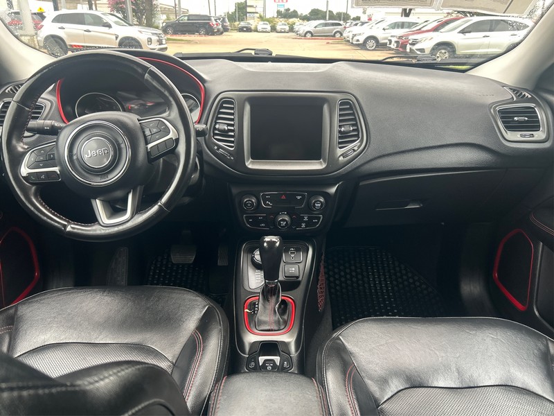 Jeep Compass Vehicle Full-screen Gallery Image 12