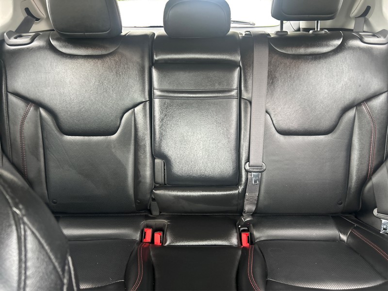 Jeep Compass Vehicle Full-screen Gallery Image 13