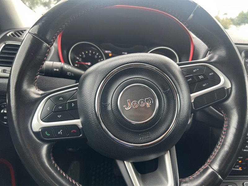 Jeep Compass Vehicle Full-screen Gallery Image 14