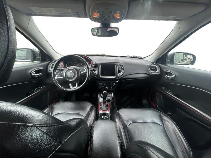 Jeep Compass Vehicle Full-screen Gallery Image 16