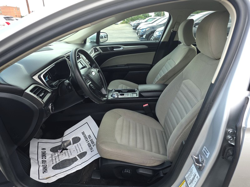 Ford Fusion Hybrid Vehicle Full-screen Gallery Image 09