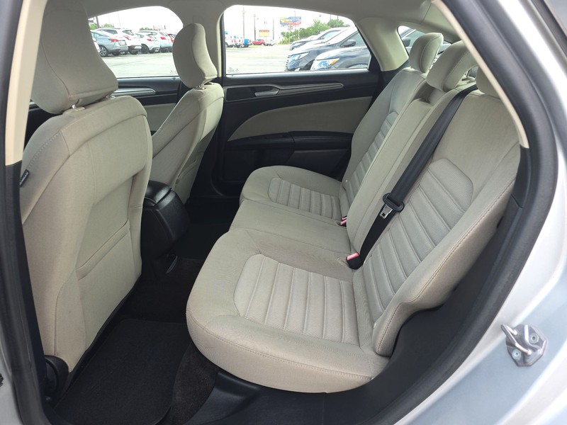 Ford Fusion Hybrid Vehicle Full-screen Gallery Image 10