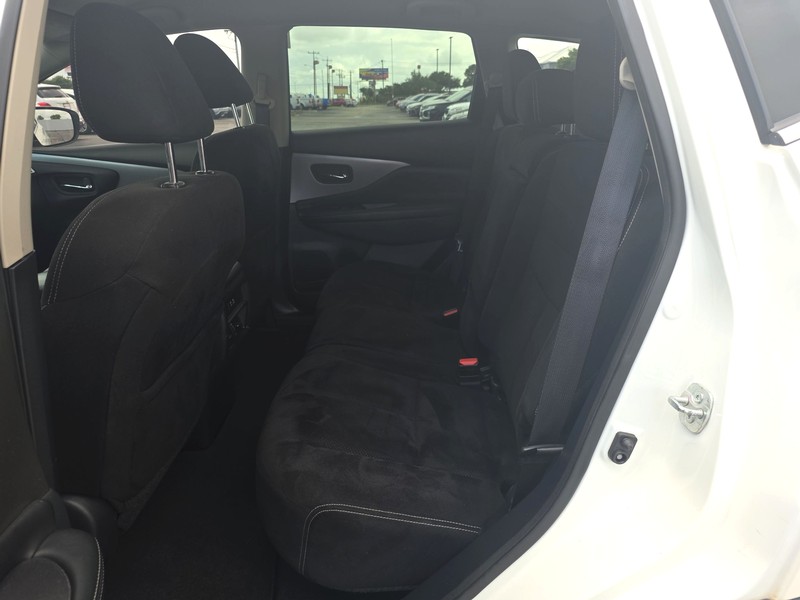 Nissan Murano Vehicle Full-screen Gallery Image 10
