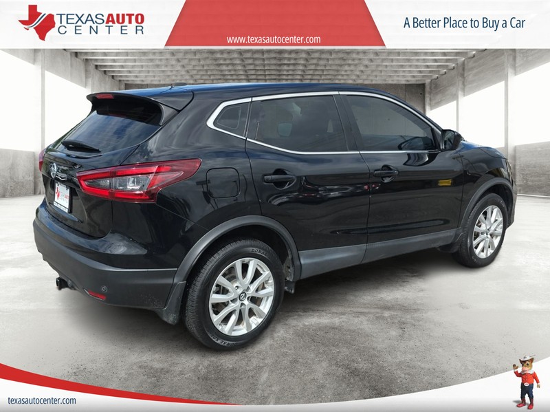 Nissan Rogue Sport Vehicle Full-screen Gallery Image 07