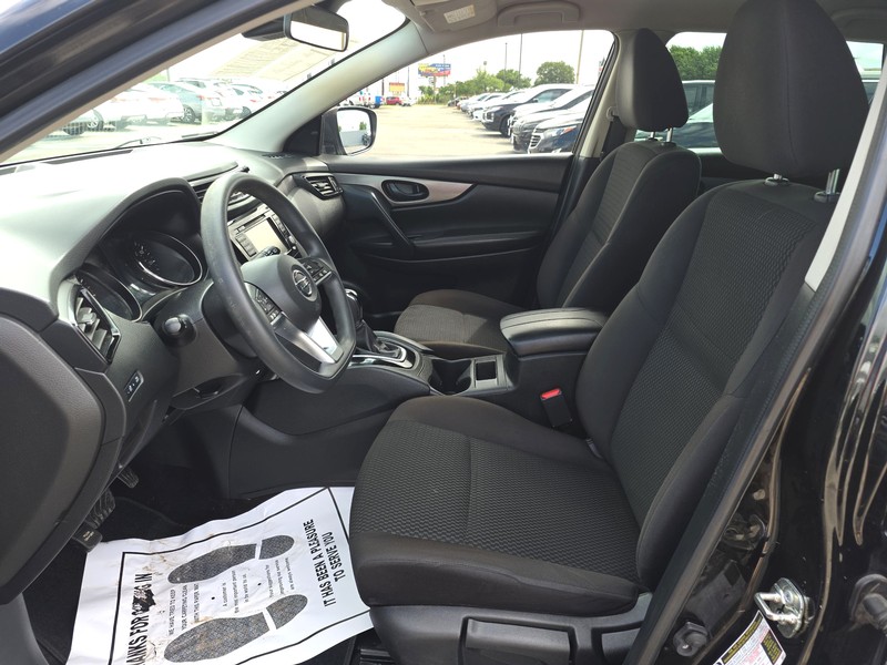 Nissan Rogue Sport Vehicle Full-screen Gallery Image 09