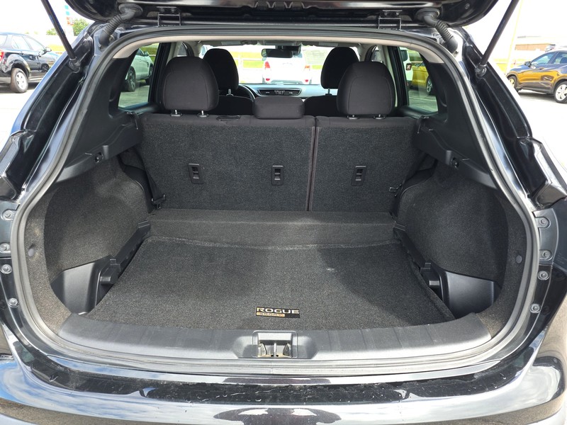 Nissan Rogue Sport Vehicle Full-screen Gallery Image 11