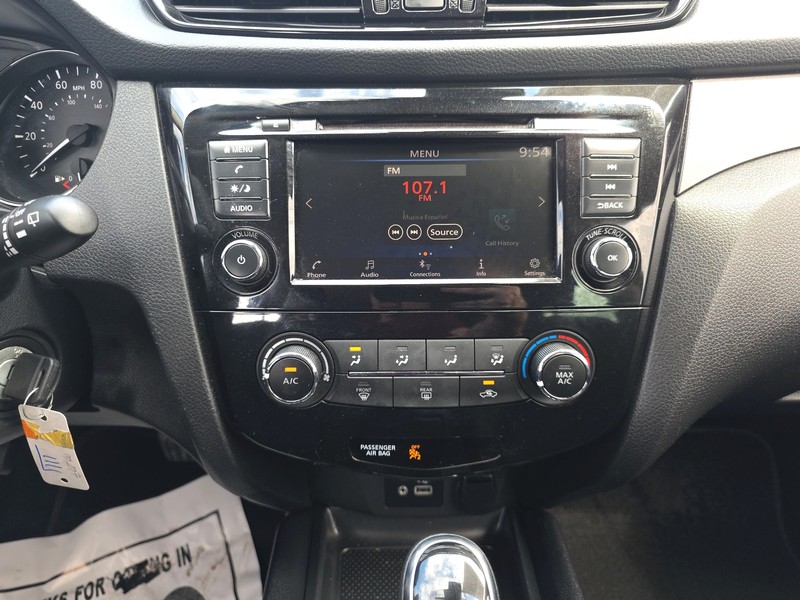 Nissan Rogue Sport Vehicle Full-screen Gallery Image 12