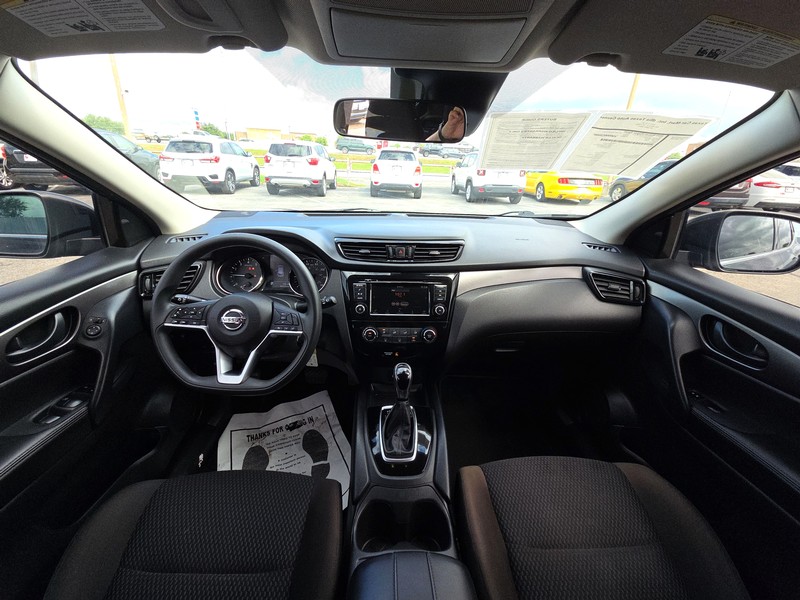 Nissan Rogue Sport Vehicle Full-screen Gallery Image 15