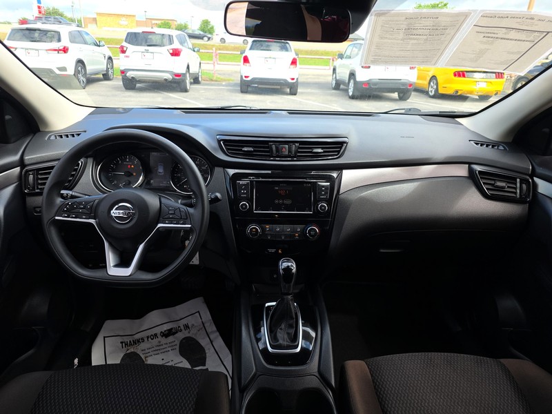 Nissan Rogue Sport Vehicle Full-screen Gallery Image 16