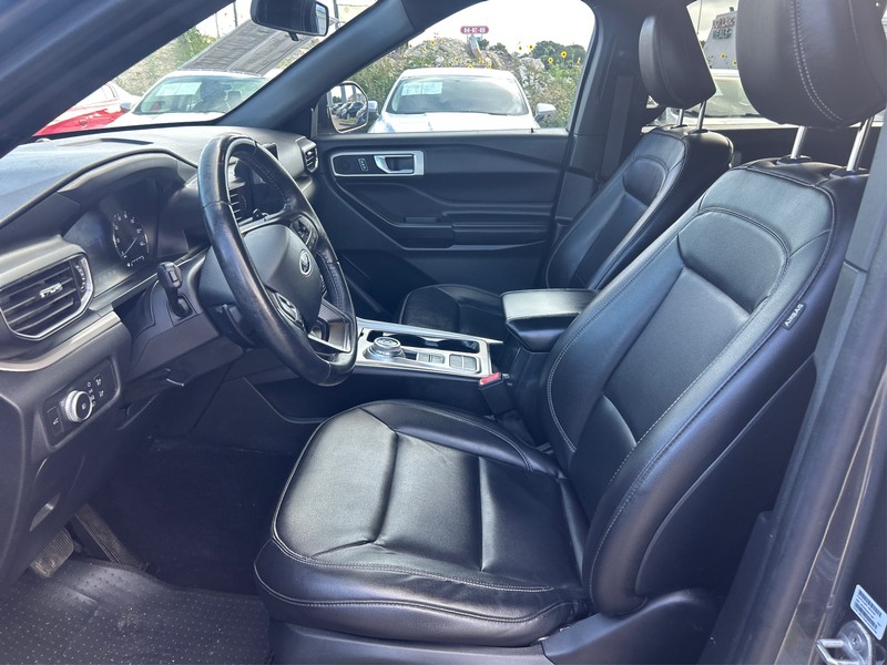 Ford Explorer Vehicle Full-screen Gallery Image 08