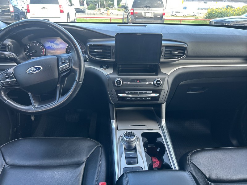 Ford Explorer Vehicle Full-screen Gallery Image 11