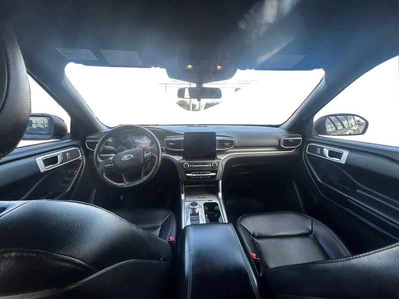 Ford Explorer Vehicle Full-screen Gallery Image 15