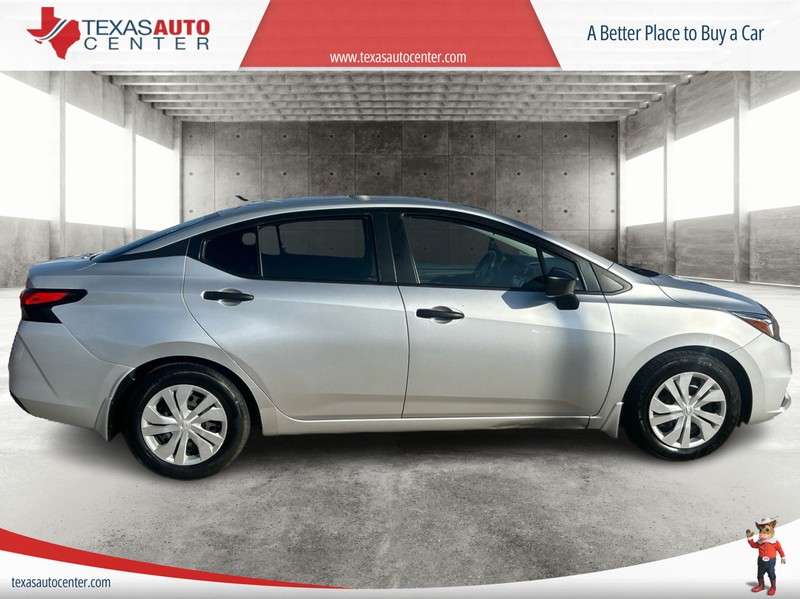 Nissan Versa Vehicle Full-screen Gallery Image 04