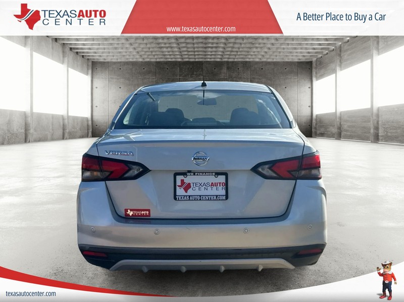 Nissan Versa Vehicle Full-screen Gallery Image 05