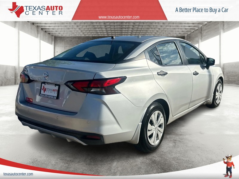 Nissan Versa Vehicle Full-screen Gallery Image 06