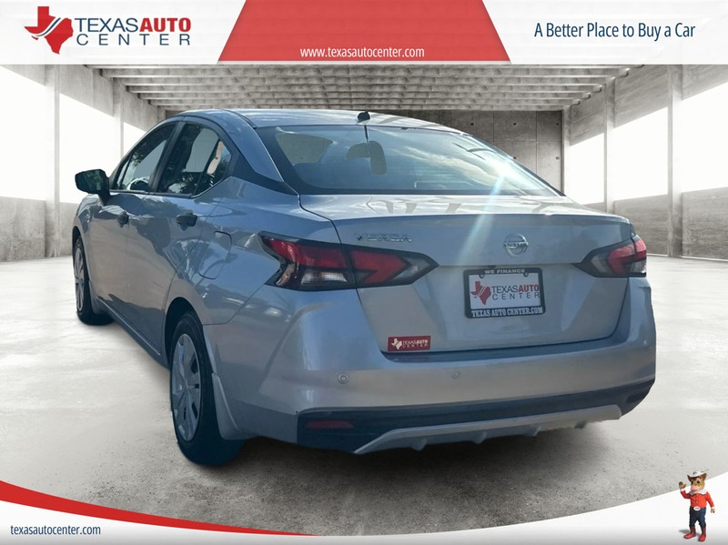 Nissan Versa Vehicle Full-screen Gallery Image 07