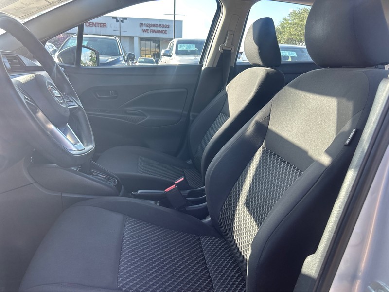 Nissan Versa Vehicle Full-screen Gallery Image 08