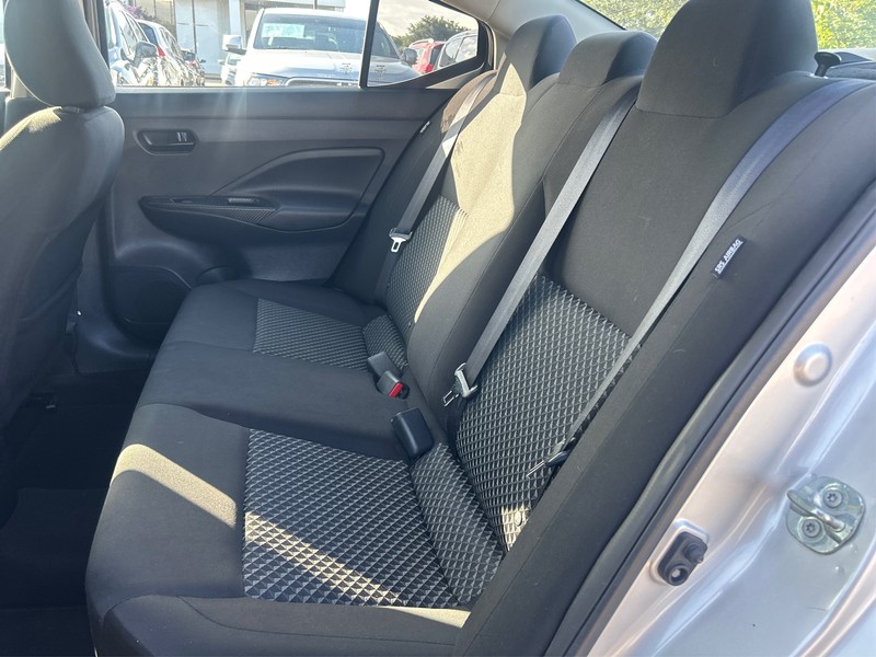 Nissan Versa Vehicle Full-screen Gallery Image 09