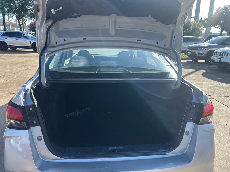 Nissan Versa Vehicle Full-screen Gallery Image 10