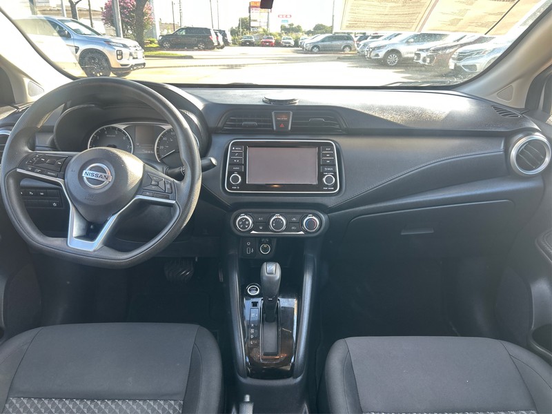 Nissan Versa Vehicle Full-screen Gallery Image 11