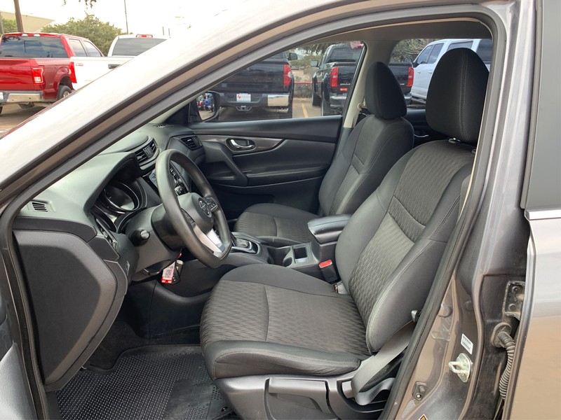 Nissan Rogue Vehicle Full-screen Gallery Image 09
