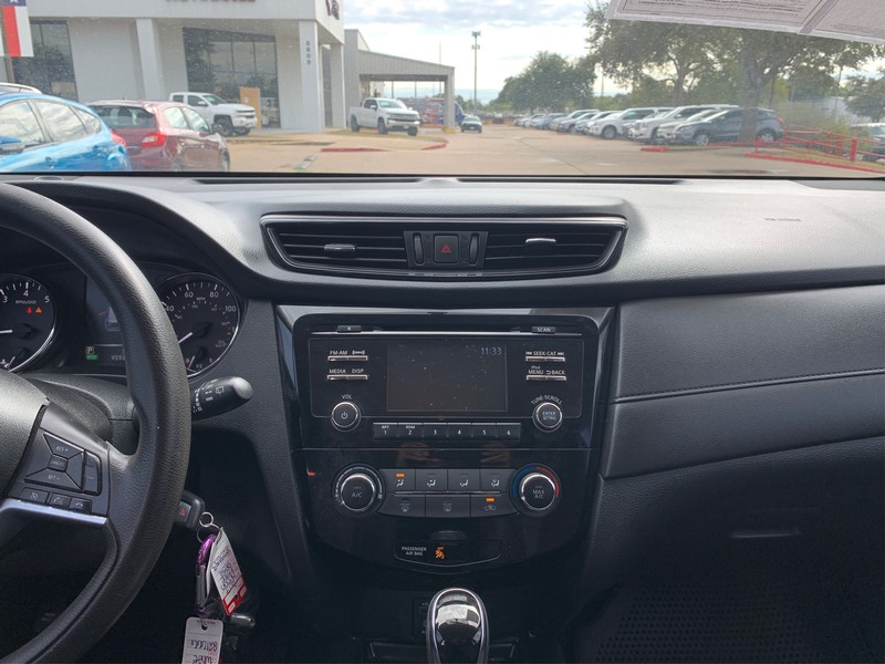 Nissan Rogue Vehicle Full-screen Gallery Image 11