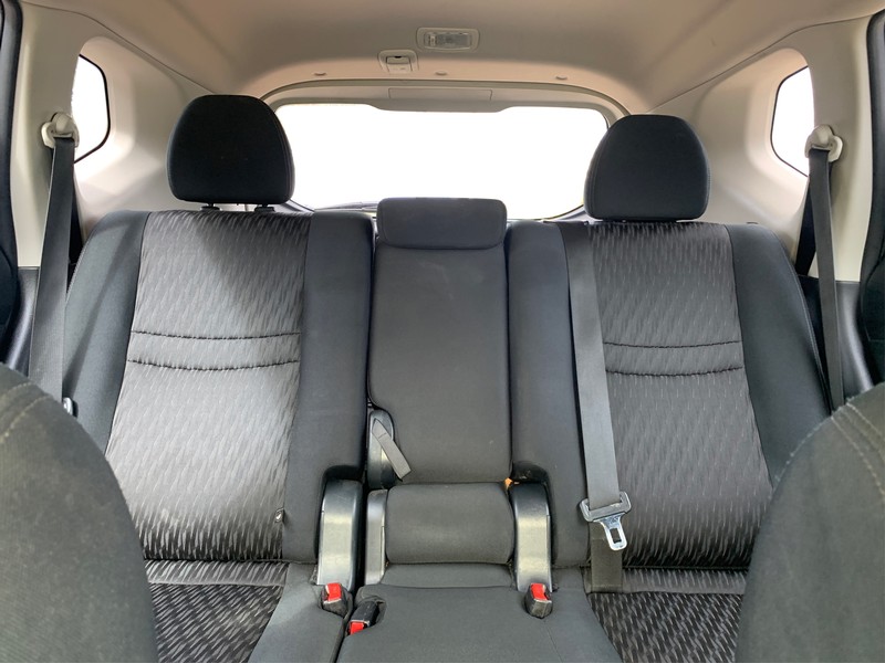 Nissan Rogue Vehicle Full-screen Gallery Image 12