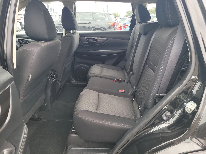 Nissan Rogue Vehicle Full-screen Gallery Image 08